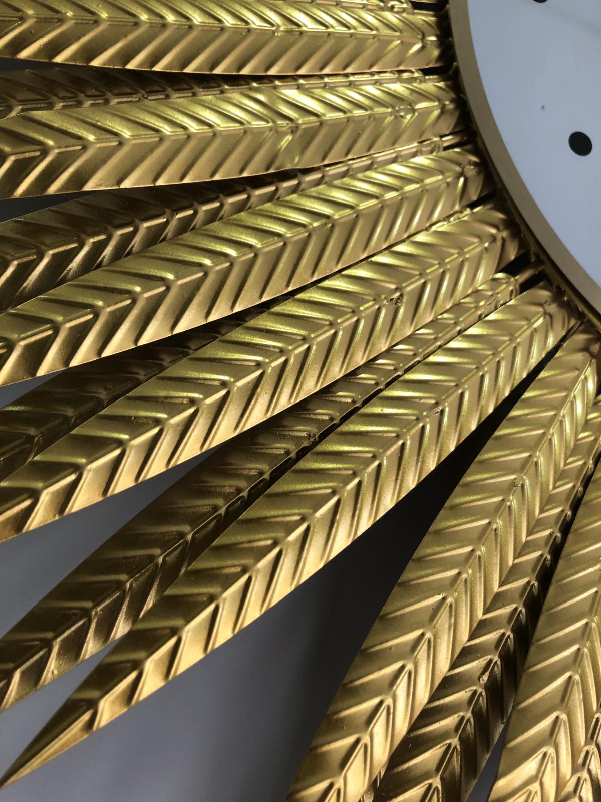 Functional And Eye-catching Radiating Gold Wall Clock Decor