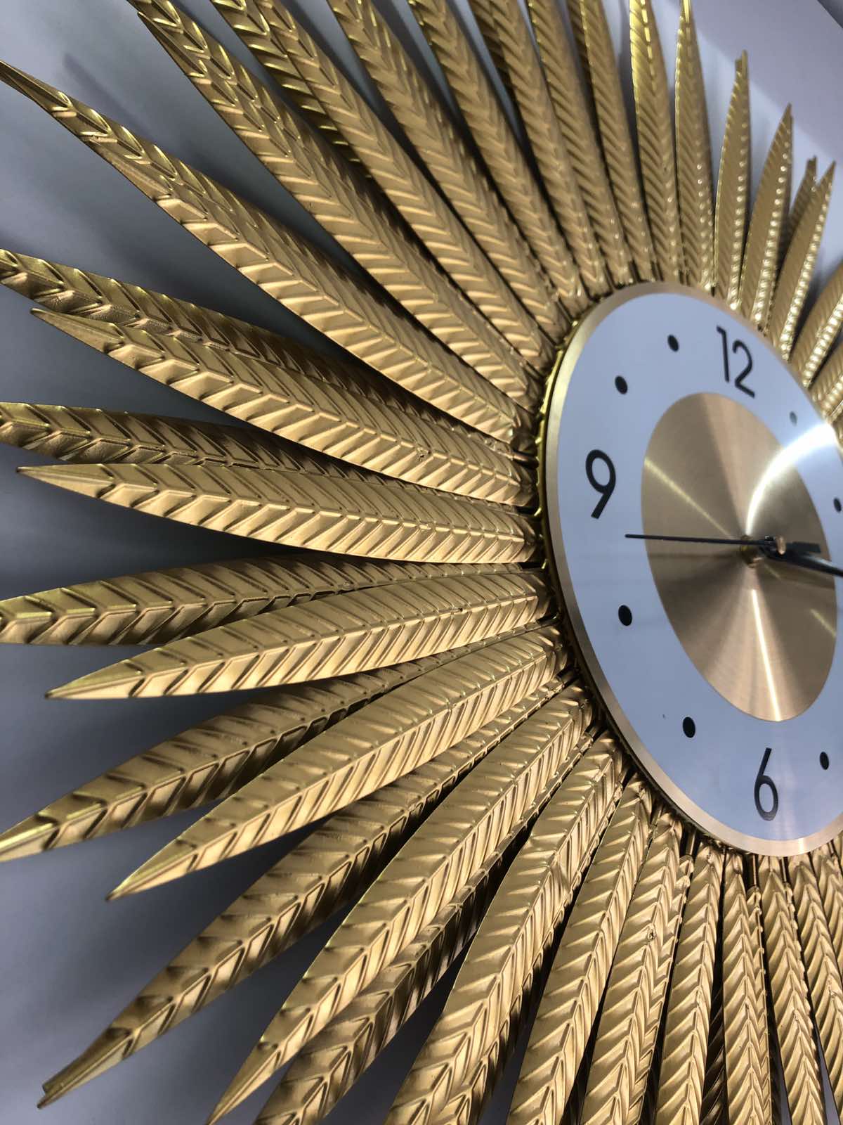 Functional And Eye-catching Radiating Gold Wall Clock Decor