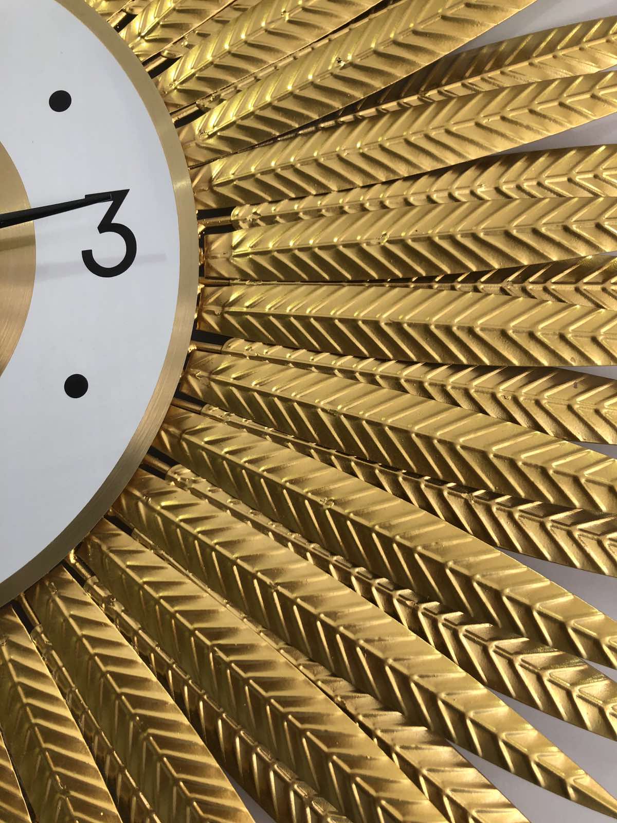 Functional And Eye-catching Radiating Gold Wall Clock Decor