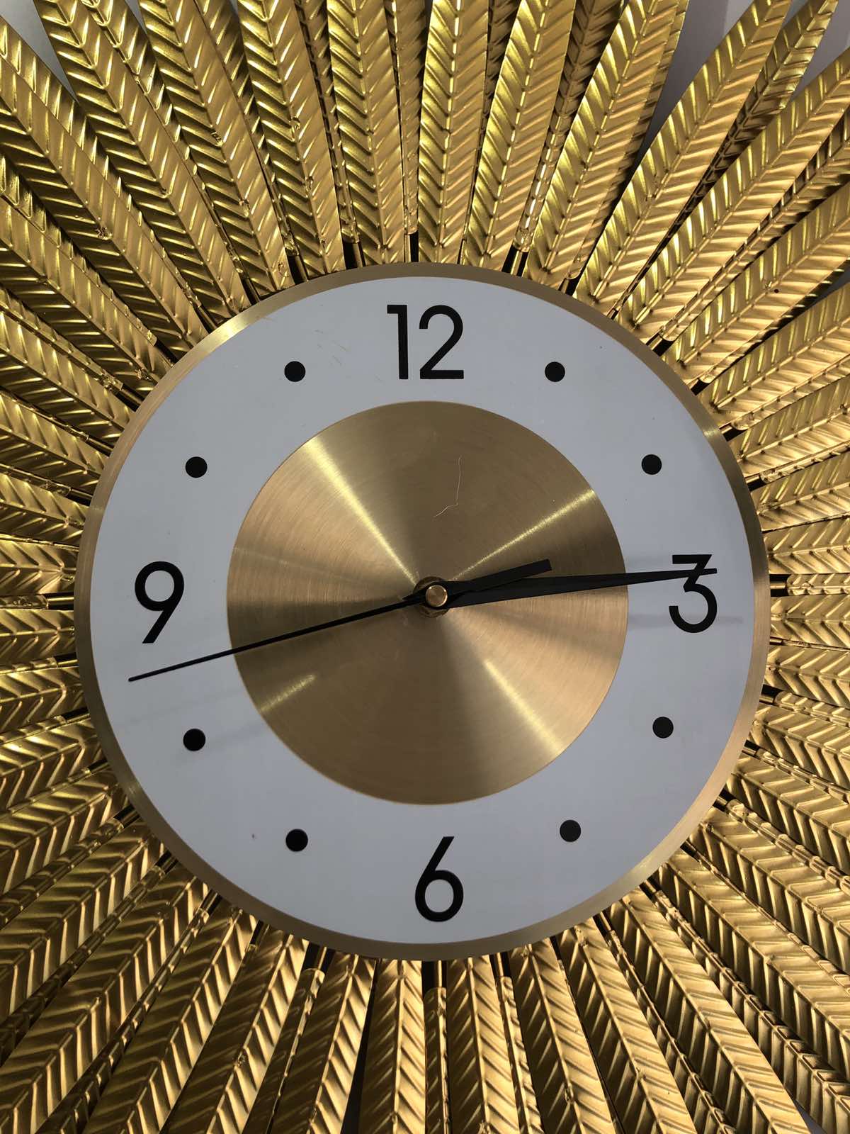 Functional And Eye-catching Radiating Gold Wall Clock Decor