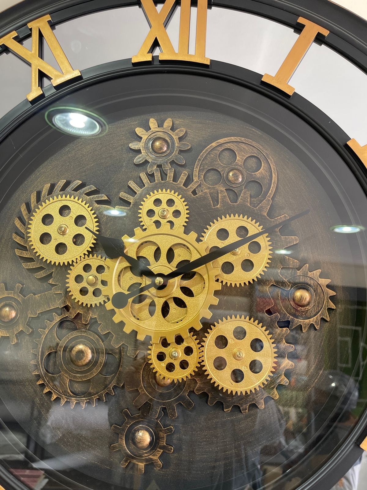 Add a touch of elegance and vintage charm to your space with this stunning wall clock 🕰️✨