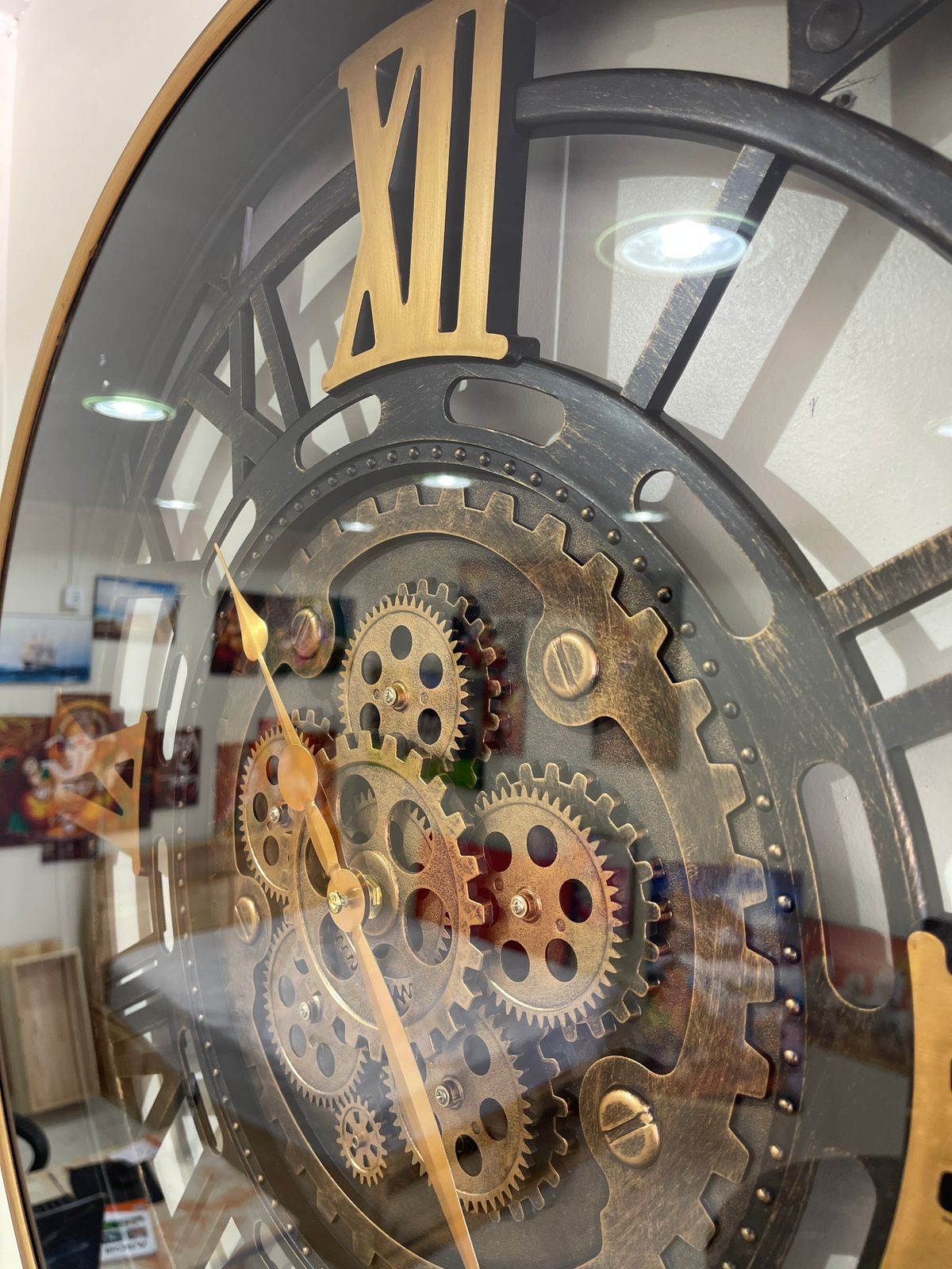 Add a touch of elegance and vintage charm to your space with this stunning wall clock 🕰️✨