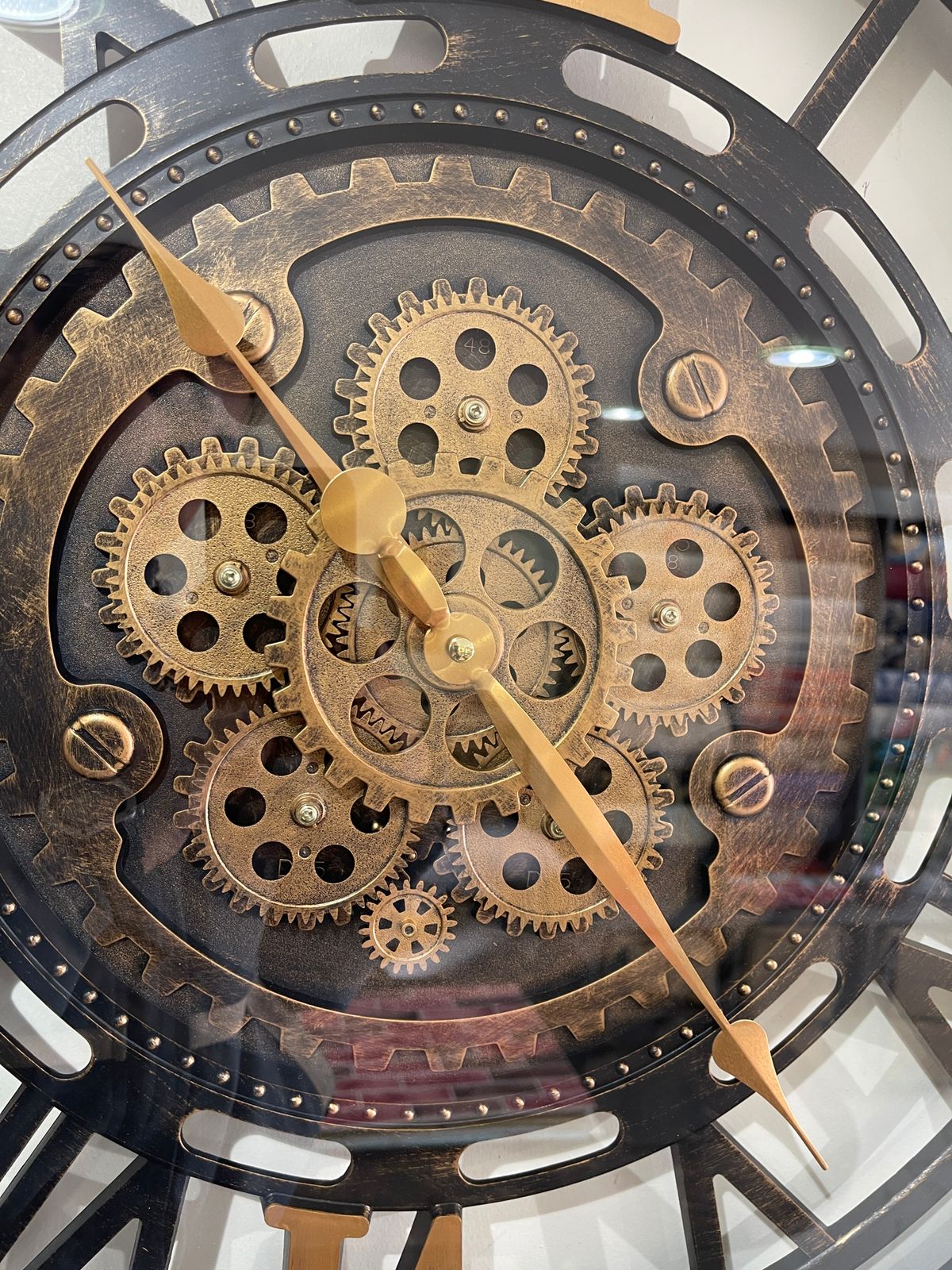 Add a touch of elegance and vintage charm to your space with this stunning wall clock 🕰️✨