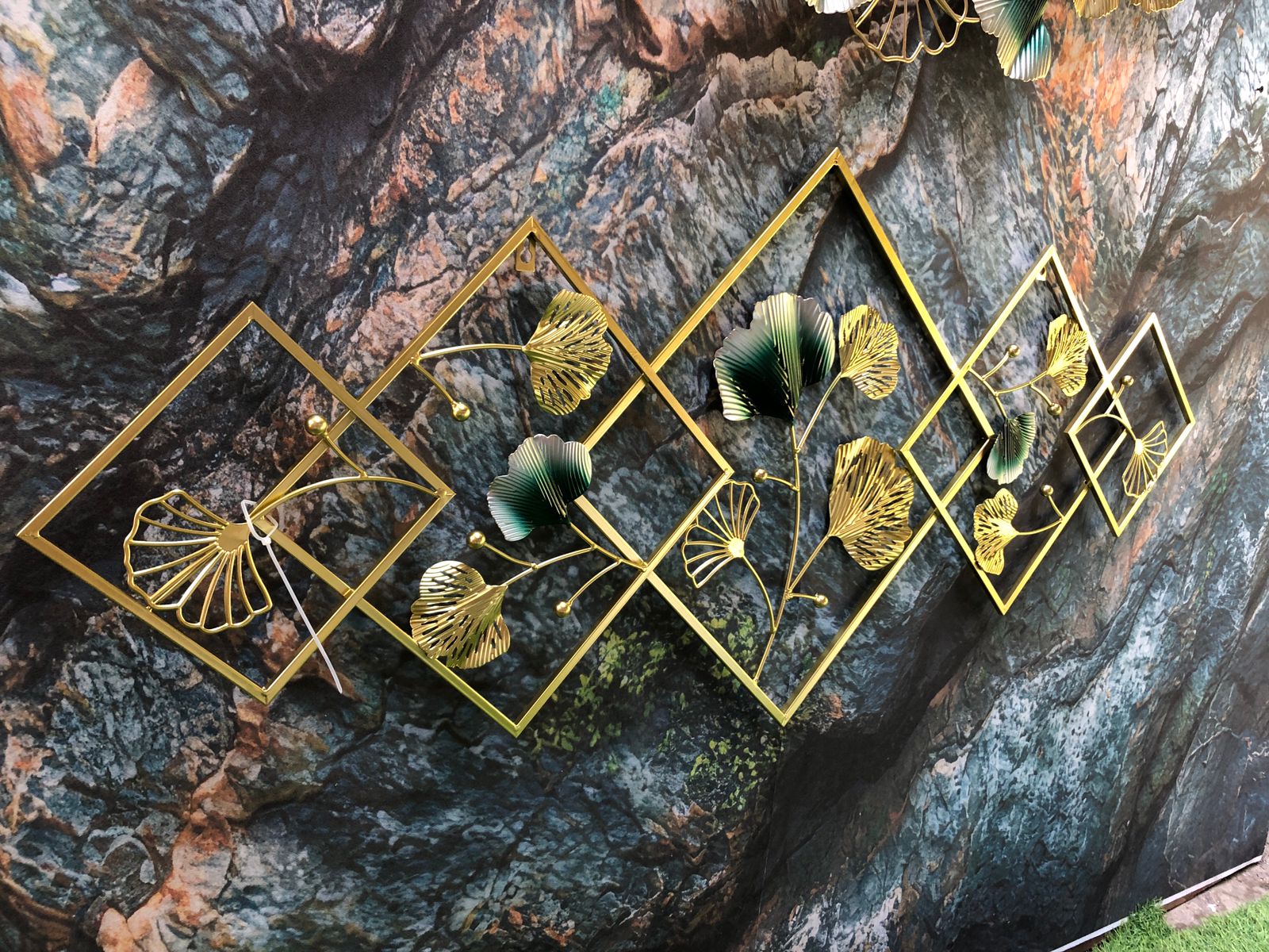 Resemble of Gingko Leaves Metal Frame Decor