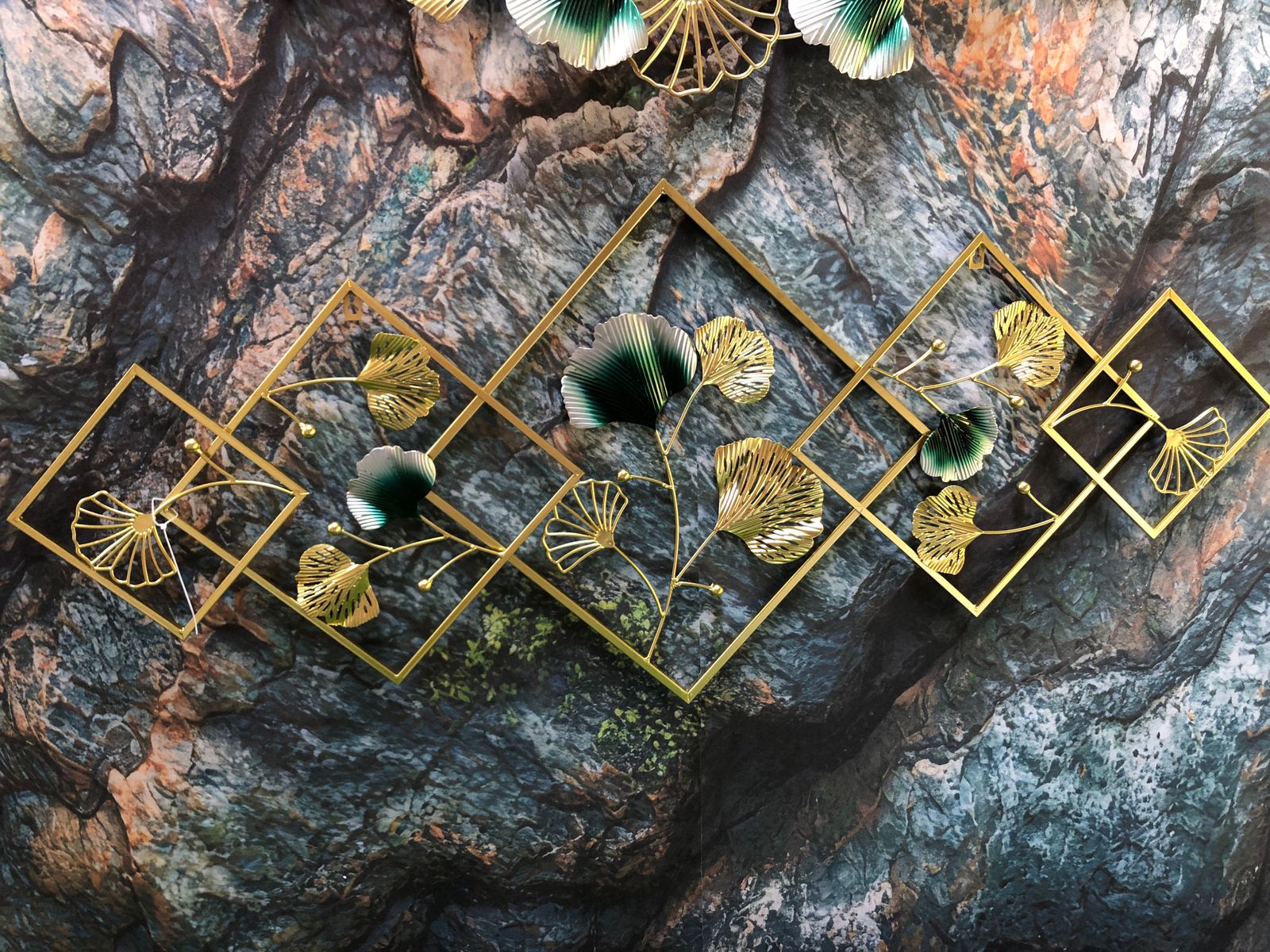 Resemble of Gingko Leaves Metal Frame Decor