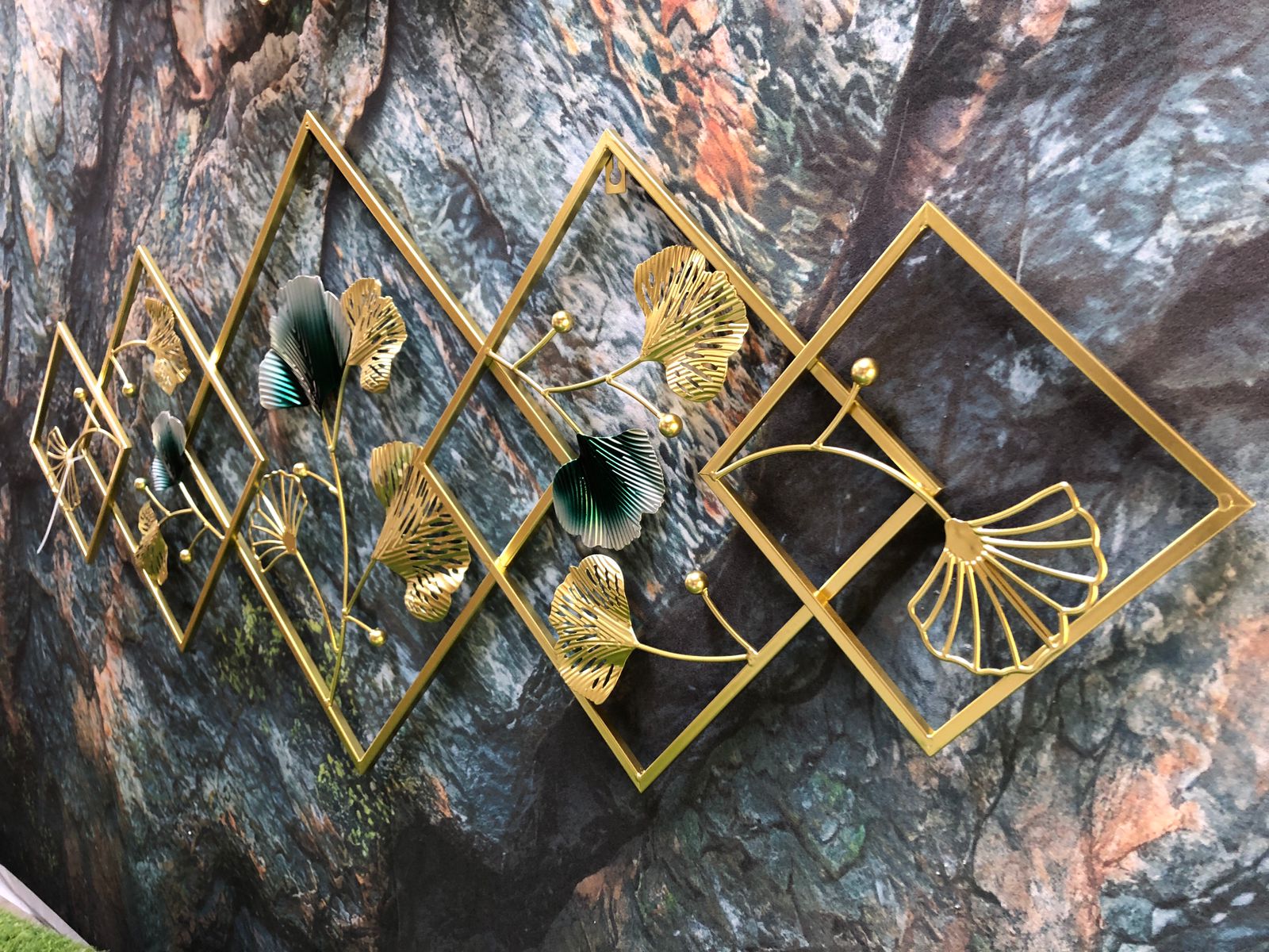 Resemble of Gingko Leaves Metal Frame Decor